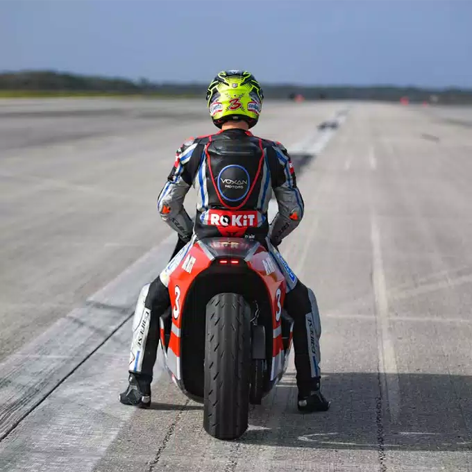 AGV lập kỷ lục tốc độ cho xe mô tô điện cùng Max Biaggi