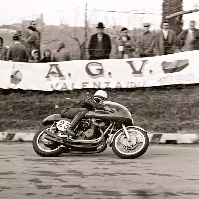 AGV là công ty đầu tiên sử dụng hình ảnh trong trường đua để làm quảng cáo